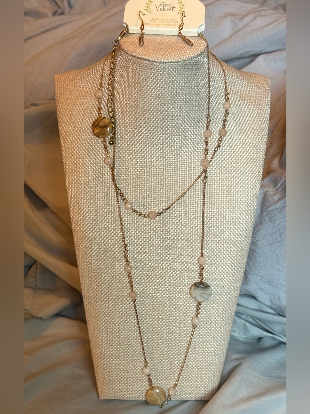 🦅NWT! Velvet Gold tone Necklace w/Natural stones on necklace & gold earrings.